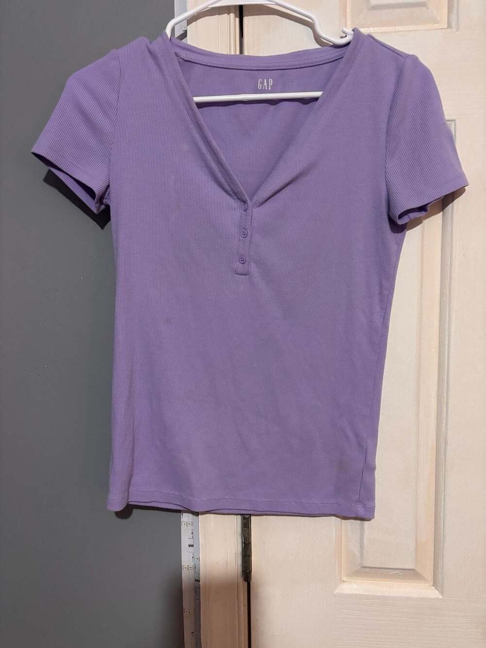 Gap Ribbed V-Neck Henley T-Shirt Purple XS